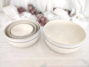 Datant du tout début du XX°, voici un ensemble de 5 saladiers assortis et numérotés de taille croissante en demi-porcelaine Badonviller couleur ivoire, liseré doré et reliefs forme Art Déco.