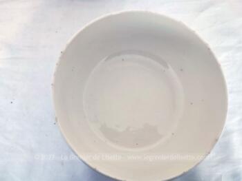 Datant du tout début du XX°, voici un ensemble de 5 saladiers assortis et numérotés de taille croissante en demi-porcelaine Badonviller couleur ivoire, liseré doré et reliefs forme Art Déco.