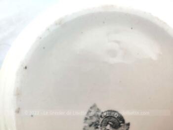 Datant du tout début du XX°, voici un ensemble de 5 saladiers assortis et numérotés de taille croissante en demi-porcelaine Badonviller couleur ivoire, liseré doré et reliefs forme Art Déco.