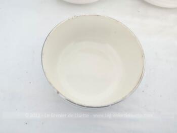 Datant du tout début du XX°, voici un ensemble de 5 saladiers assortis et numérotés de taille croissante en demi-porcelaine Badonviller couleur ivoire, liseré doré et reliefs forme Art Déco.