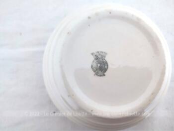 Datant du tout début du XX°, voici un ensemble de 5 saladiers assortis et numérotés de taille croissante en demi-porcelaine Badonviller couleur ivoire, liseré doré et reliefs forme Art Déco.