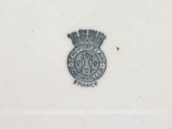 Datant du tout début du XX°, voici un ensemble de 5 saladiers assortis et numérotés de taille croissante en demi-porcelaine Badonviller couleur ivoire, liseré doré et reliefs forme Art Déco.