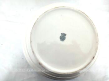 Datant du tout début du XX°, voici un ensemble de 5 saladiers assortis et numérotés de taille croissante en demi-porcelaine Badonviller couleur ivoire, liseré doré et reliefs forme Art Déco.