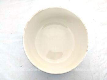 Datant du tout début du XX°, voici un ensemble de 5 saladiers assortis et numérotés de taille croissante en demi-porcelaine Badonviller couleur ivoire, liseré doré et reliefs forme Art Déco.
