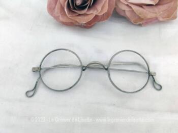 Vraiment vintage, voici une paire de lunettes rondes, en métal avec une fine boucle à l’extrémité de chaque branche. Top vintage !