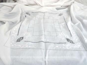 En coton de lin blanc, voici une ancienne nappe de 196 x 190  cm fait main et remplie du charme simple et élégant de jours de Venise qui mettent en valeur au centre de petites incrustations de dentelle et des broderies sur 50 x5 7 cm . Superbe!
