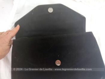 De la marque Texto et datant des années 90, voici une belle et grande pochette de soirée en daim noir et décorée sur le revers d'un large liseré de mini-sequins.