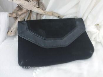 De la marque Texto et datant des années 90, voici une belle et grande pochette de soirée en daim noir et décorée sur le revers d'un large liseré de mini-sequins.