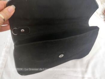 De la marque Texto et datant des années 90, voici une belle et grande pochette de soirée en daim noir et décorée sur le revers d'un large liseré de mini-sequins.
