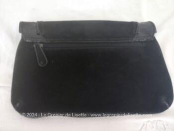 De la marque Texto et datant des années 90, voici une belle et grande pochette de soirée en daim noir et décorée sur le revers d'un large liseré de mini-sequins.
