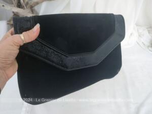 Belle pochette soirée daim noir et décor mini-sequins marque Texto