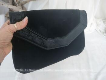 De la marque Texto et datant des années 90, voici une belle et grande pochette de soirée en daim noir et décorée sur le revers d'un large liseré de mini-sequins.