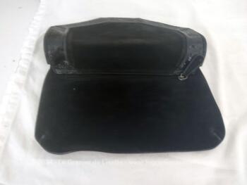 De la marque Texto et datant des années 90, voici une belle et grande pochette de soirée en daim noir et décorée sur le revers d'un large liseré de mini-sequins.