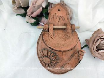 Sur 17.5 x 10.5 x 5 cm, voici un pot à épices provençal pour le Thym fait main en argile avec son couvercle, sa patine , sa cigale en décoration et signé.