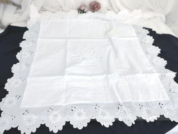 Voici une belle taie d'oreiller blanche vintage brodée des superbes monogrammes E et T  au centre avec de magnifiques bordures en vagues en dentelle ajourée et brodées au point bourdon.