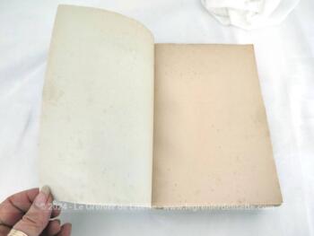 Sur 20.3 x 14 x 3 cm, voici un livre sur 514 pages au titre de 