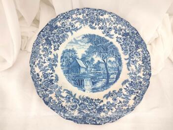 Datant des années 80, voici une belle et grande assiette plate en porcelaine anglaise modèle 