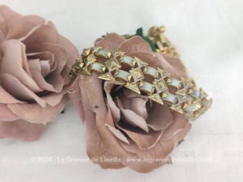 Mélange de dorures et d'effet nacré, voici un superbe bracelet vintage espagnol Damascène de Tolèbe, damasquiné avec du fil d'or, une chainette sert de sécurité au fermoir.