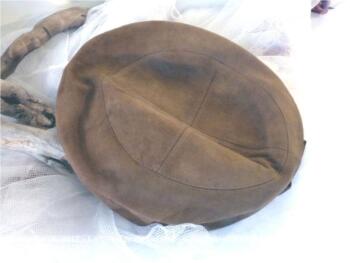 Béret vraiment tendance vintage et rétro réalisé en daim couleur caramel avec une forme haute sur le devant et un petit noeud sur l'arrière. Tour de tête 56 cm.