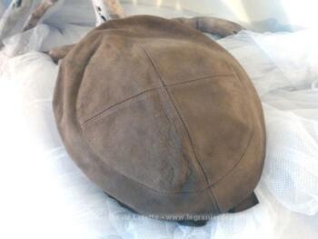 Béret vraiment tendance vintage et rétro réalisé en daim couleur caramel avec une forme haute sur le devant et un petit noeud sur l'arrière. Tour de tête 56 cm.