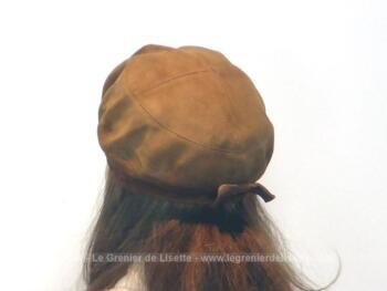 Béret vraiment tendance vintage et rétro réalisé en daim couleur caramel avec une forme haute sur le devant et un petit noeud sur l'arrière. Tour de tête 56 cm.