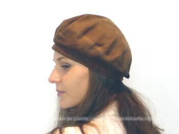 Béret vraiment tendance vintage et rétro réalisé en daim couleur caramel avec une forme haute sur le devant et un petit noeud sur l'arrière. Tour de tête 56 cm.
