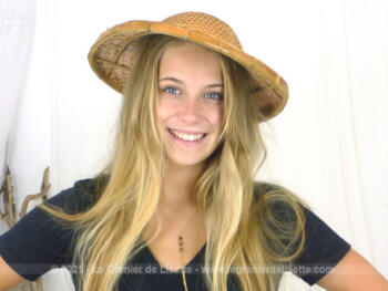 Voici un chapeau vintage asiatique tissé en bambou et feuilles de bananier dans un style colonial. Intérieur tissus, percé de 4 trous pour aération et passer un lien pour attacher au tour du cou. Tour de tête standard et unique.