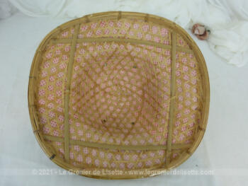 Voici un chapeau vintage asiatique tissé en bambou et feuilles de bananier dans un style colonial. Intérieur tissus, percé de 4 trous pour aération et passer un lien pour attacher au tour du cou. Tour de tête standard et unique.