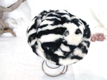 Superbe et original chapeau-toque vintage en fausse fourrure imitation zèbre de la marque Jacques Ségal - Paris  Pour tour de tête 56 cm.