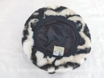 Superbe et original chapeau-toque vintage en fausse fourrure imitation zèbre de la marque Jacques Ségal - Paris  Pour tour de tête 56 cm.