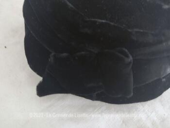 Ancien chapeau forme bibi en velours, contours plissés et ornés sur chaque coté par une petite décoration dorée. Création des années 50 de 