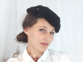 Ancien chapeau forme bibi en velours, contours plissés et ornés sur chaque coté par une petite décoration dorée. Création des années 50 de 
