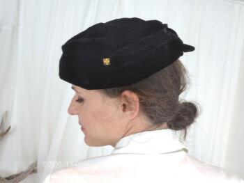 Ancien chapeau forme bibi en velours, contours plissés et ornés sur chaque coté par une petite décoration dorée. Création des années 50 de 
