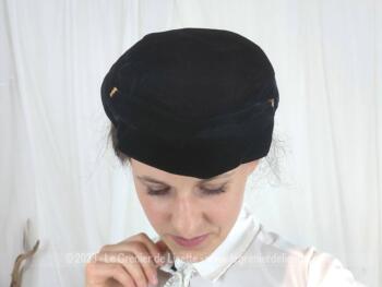 Ancien chapeau forme bibi en velours, contours plissés et ornés sur chaque coté par une petite décoration dorée. Création des années 50 de 