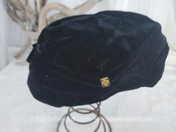 Ancien chapeau forme bibi en velours, contours plissés et ornés sur chaque coté par une petite décoration dorée. Création des années 50 de 