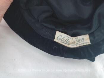 Ancien chapeau forme bibi en velours, contours plissés et ornés sur chaque coté par une petite décoration dorée. Création des années 50 de 