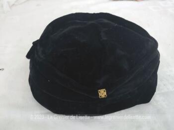 Ancien chapeau forme bibi en velours, contours plissés et ornés sur chaque coté par une petite décoration dorée. Création des années 50 de 