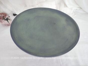 Voici une pièce unique, c'est un grand compotier ou plat sur pied réalisé en bois tourné avec une patine originale de vert, de gris et de jeux d'ombres sur tous les bords.