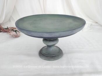 Voici une pièce unique, c'est un grand compotier ou plat sur pied réalisé en bois tourné avec une patine originale de vert, de gris et de jeux d'ombres sur tous les bords.