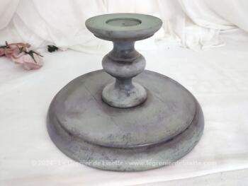 Voici une pièce unique, c'est un grand compotier ou plat sur pied réalisé en bois tourné avec une patine originale de vert, de gris et de jeux d'ombres sur tous les bords.