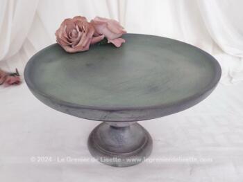 Voici une pièce unique, c'est un grand compotier ou plat sur pied réalisé en bois tourné avec une patine originale de vert, de gris et de jeux d'ombres sur tous les bords.