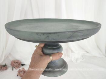 Voici une pièce unique, c'est un grand compotier ou plat sur pied réalisé en bois tourné avec une patine originale de vert, de gris et de jeux d'ombres sur tous les bords.