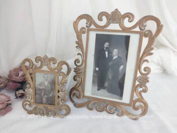 Voici un duo de cadres vintages en laiton de tailles différentes, patinés en blanc essuyé, mettant en valeur des photos anciennes du début du siècle dernier, avec un couple pour le grand cadre et le portrait d'un homme endimanché  pour le petit cadre. Photos uniques.