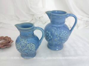 Superbe duo pichets vintages bleu bleuet décors vigne relief