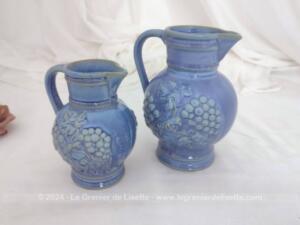 Superbe duo pichets vintages bleu bleuet décors vigne relief