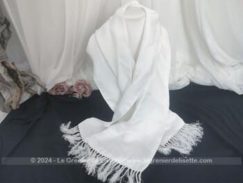 Sur 31 x 116 cm + franges, voici une superbe écharpe blanche, pour une ténue très habillée dans un tissus épais et très soyeux avec franges aux extrémités et de la marque 