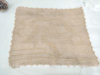 Voici une belle incrustation réalisée au crochet en fils fins couleur bistre représentant un artiste en train de danser et jouer du tambourin sur 28 x 26 cm.  Pour des créations vintages et shabby.