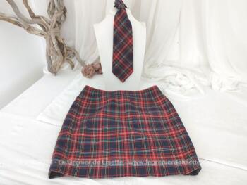Voici un ensemble vintage bien original en tissus écossais composé d'une jupe droite courte et sa cravate assortie. Entièrement fait main dans les années 90 et correspond à une taille 38.