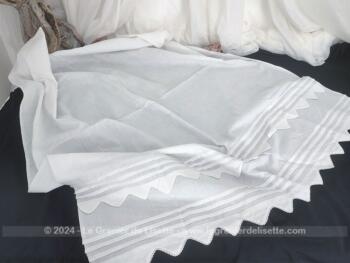 Sur 88 x 97 cm, voici un petit rideau bien original en coton léger avec deux jeux de 3 plis religieuses suivi d'une bordure en vague, dont la dernière porte une fine dentelle. Vraiment très élégant et très tendance shabby.  