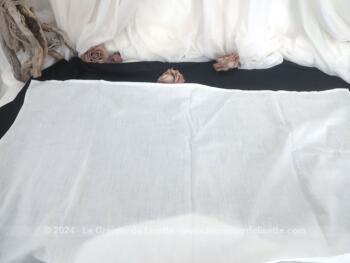 Sur 88 x 97 cm, voici un petit rideau bien original en coton léger avec deux jeux de 3 plis religieuses suivi d'une bordure en vague, dont la dernière porte une fine dentelle. Vraiment très élégant et très tendance shabby.  